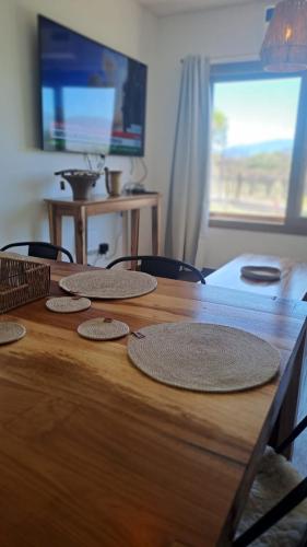 Televiisor ja/või meelelahutuskeskus majutusasutuses Alpine View Chalet Cafayate