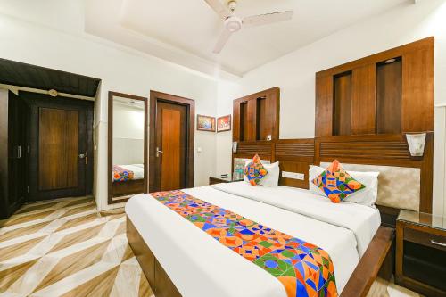 1 dormitorio con 2 camas en una habitación en FabHotel Grand Boutique en Nueva Delhi