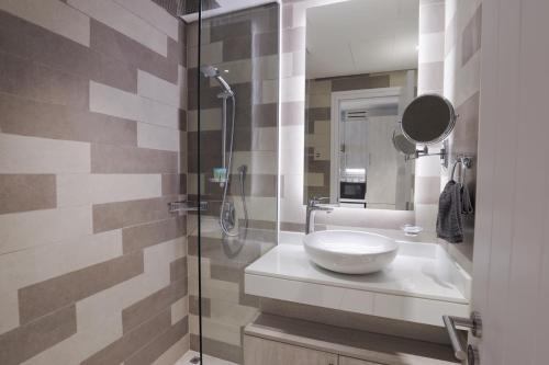 a bathroom with a sink and a shower at Luxurious Studio at Palm Jumeirah in Dubai