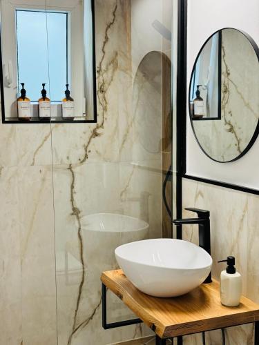 Et badeværelse på Blue Apartment