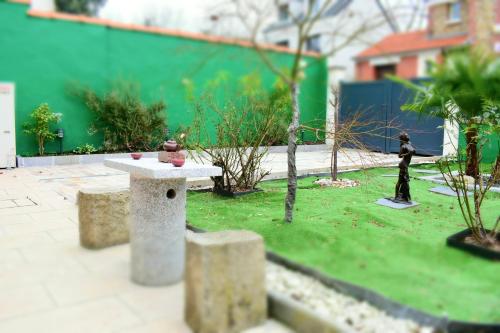 un modèle de jardin avec une table et des arbres dans l'établissement Villa FOCH - Maison familiale à 20 min de Paris, Disney et la Vallée Village avec balcon et jardin privatif, à Saint-Maur-des-Fossés