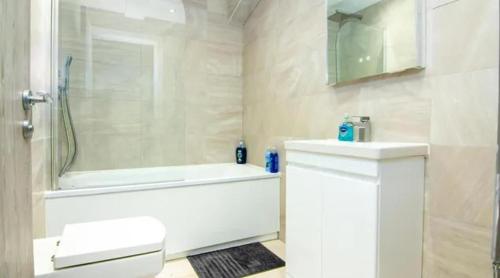 een badkamer met een toilet, een bad en een wastafel bij City Studio - 3 Sleeps in Londen