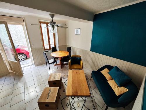a living room with a couch and a table at Le refuge des tanneurs in Tannay