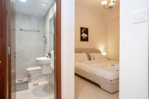 een badkamer met een bed, een toilet en een wastafel bij Zapbed Villa C62-03 in Dubai