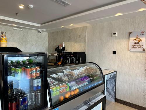 um frigorífico cheio de refrigerantes e bebidas em حياة تاون 3 em Umm Lajj