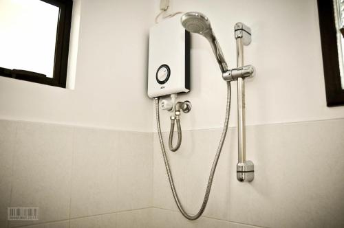 eine Dusche mit Duschkopf im Bad in der Unterkunft Cleon Villas Pension in Puerto Princesa