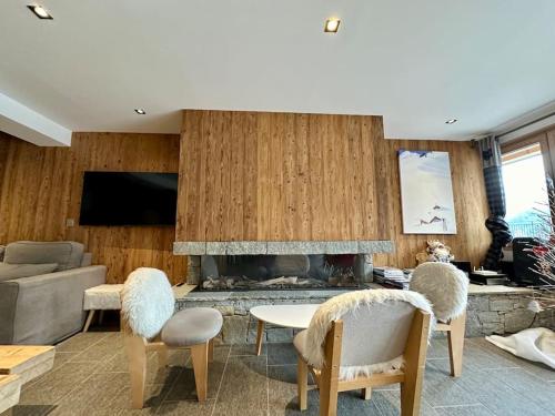 a living room with a couch and a fireplace at Le refuge in Valloire