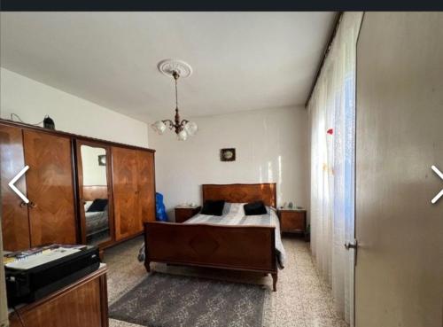 1 dormitorio con cama, tocador y espejo en Włoski dom., en Case Matte