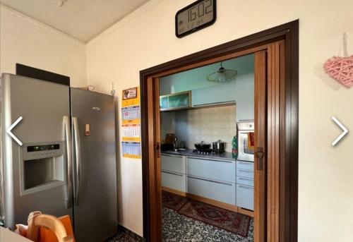 una cucina con frigorifero e orologio sul muro di Włoski dom. a Case Matte