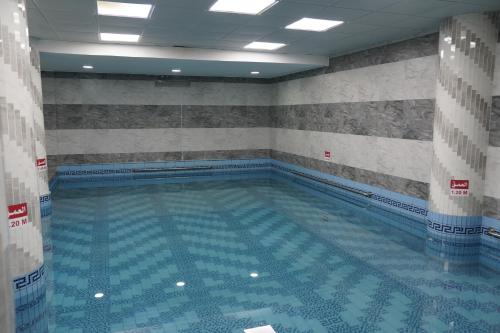 a swimming pool in a room with at شقق فربيون الفندقية -محايل in Muhayil