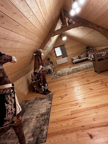 une chambre avec un plafond en bois et une chambre avec du parquet dans l'établissement Baie de somme en liberté, à Chépy