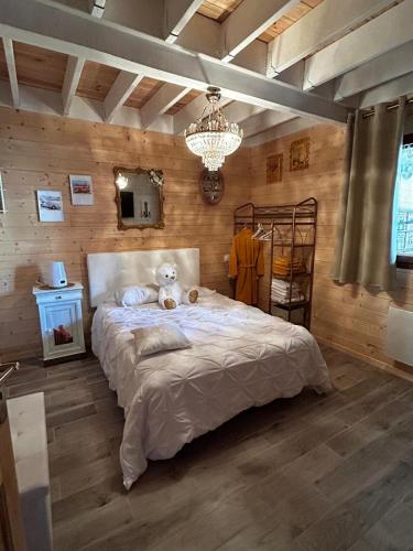 une chambre avec un lit avec un ours en peluche dessus dans l'établissement Baie de somme en liberté, à Chépy
