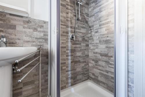 bagno con doccia e lavandino di La Mansarda by BarbarHouse ad Avetrana