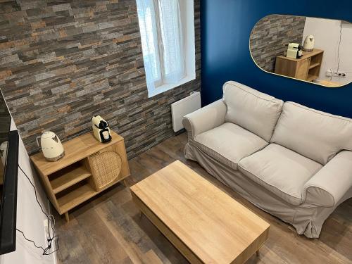 un salon avec un canapé et une table dans l'établissement Suite romantique Love Nid 83, à La Farlède