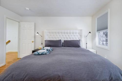 Katil atau katil-katil dalam bilik di Spacious 4BR suburban home!