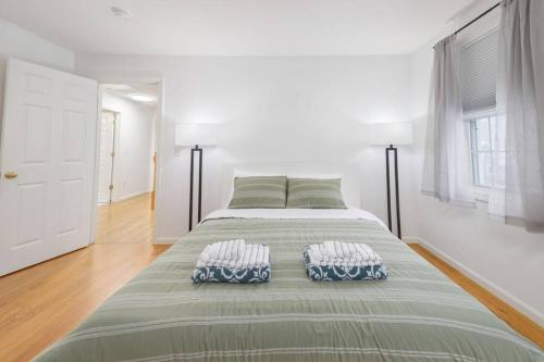 Katil atau katil-katil dalam bilik di Spacious 4BR suburban home!