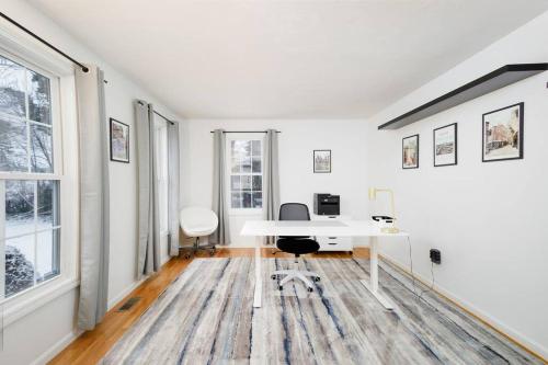 Televisyen dan/atau pusat hiburan di Spacious 4BR suburban home!