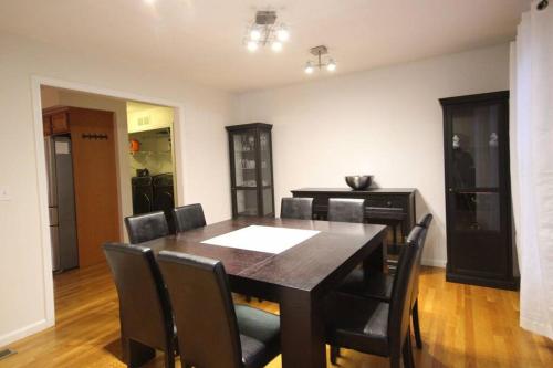 Gambar di galeri bagi Spacious 4BR suburban home! di Randolph