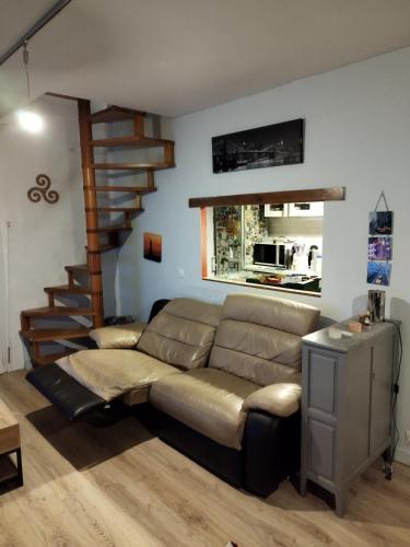 un salon avec un canapé et un escalier dans l'établissement Maison, à Argenteuil