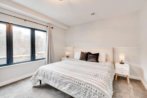 Postel nebo postele na pokoji v ubytování Cozy Waukesha Vacation Rental Near Nature Center!