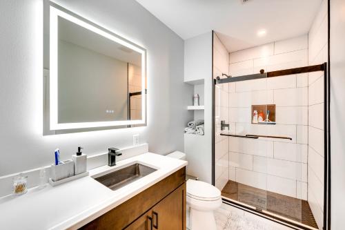 Koupelna v ubytování Cozy Waukesha Vacation Rental Near Nature Center!