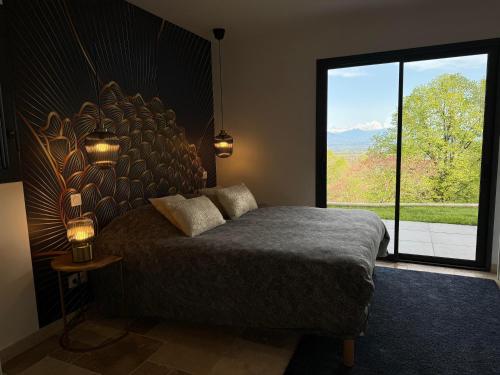 une chambre avec un lit et une grande fenêtre dans l'établissement Les Hutins, à Gex