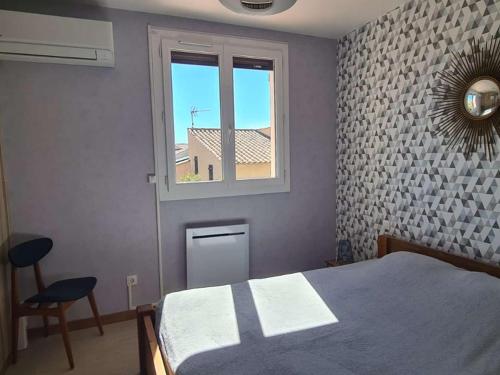 une chambre avec un lit et une fenêtre dans l'établissement Appartement 3 pièces climatisé, terrasse, 6 couchages, parking privé, animaux admis - FR-1-326-673, à Marseillan