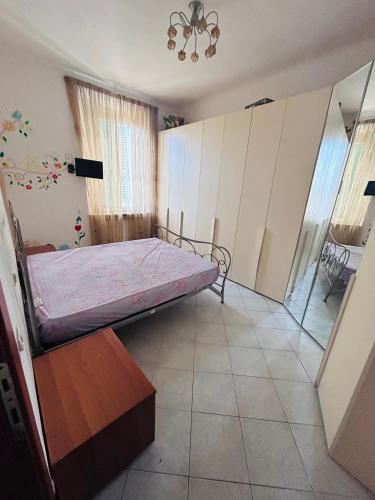 Dormitorio pequeño con cama y mesa en LA CASA AL LAGO, en Torre del Lago Puccini