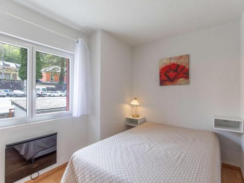 une chambre blanche avec un lit et une fenêtre dans l'établissement Appartement 32 m² avec balcon, proche télécabine et commodités, entièrement équipé, centre Cauterets - FR-1-401-237, à Cauterets