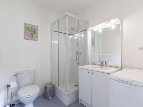 une salle de bain avec une douche, des toilettes et un lavabo dans l'établissement Appartement 32 m² avec balcon, proche télécabine et commodités, entièrement équipé, centre Cauterets - FR-1-401-237, à Cauterets