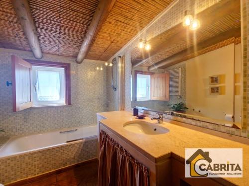 een badkamer met een wastafel en een bad bij Quinta dos Medronheiros in Altura