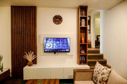 een woonkamer met een tv aan de muur bij Apartment lake kurunegala in Kurunegala