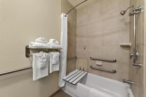 Un baño con inodoro, lavabo y toallas. en Comfort Suites Corpus Christi Central, en Corpus Christi