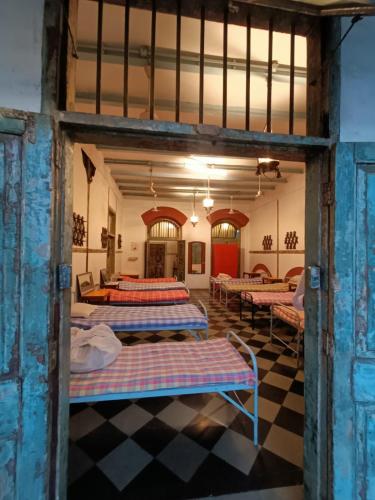 Cama o camas de una habitación en Hostel Vasantashram CST Mumbai, Free Wifi with 1940s Retro vibe