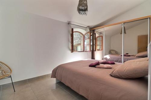 - une chambre avec 2 lits et un miroir dans l'établissement Noce-ta, à Miramas