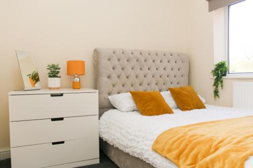 1 dormitorio con cama blanca y vestidor en Inviting 2-Bed apartment - Perfect for Contractors and Business Travellers en Retford