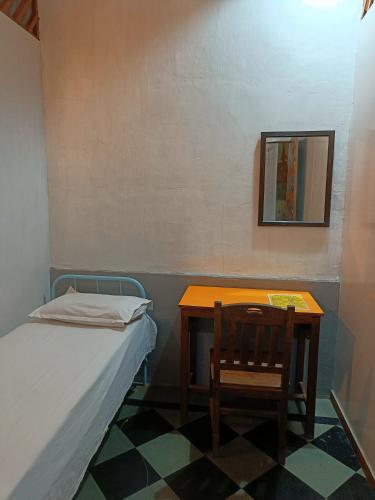 Cama o camas de una habitación en Hostel Vasantashram CST Mumbai, Free Wifi with 1940s Retro vibe
