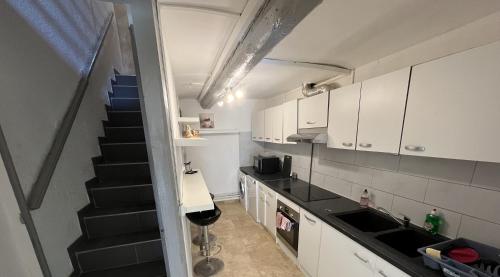 - une petite cuisine avec un escalier dans une chambre dans l'établissement CASA KILMAINE, à Tarascon