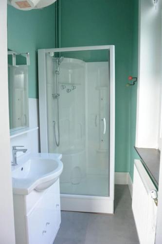 une salle de bain avec douche et lavabo dans l'établissement Appartement 5 pers, à 200 m de la plage de Wimereux - Chalet Valentine, à Wimereux