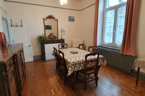 - une salle à manger avec une table, des chaises et un miroir dans l'établissement Appartement 5 pers, à 200 m de la plage de Wimereux - Chalet Valentine, à Wimereux