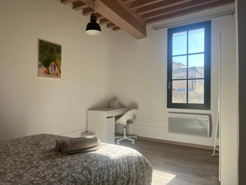 une chambre blanche avec un lit et une fenêtre dans l'établissement CASA KILMAINE, à Tarascon