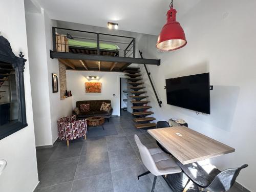 een woonkamer met een tafel en een televisie bij Apartments Urban in Poreč