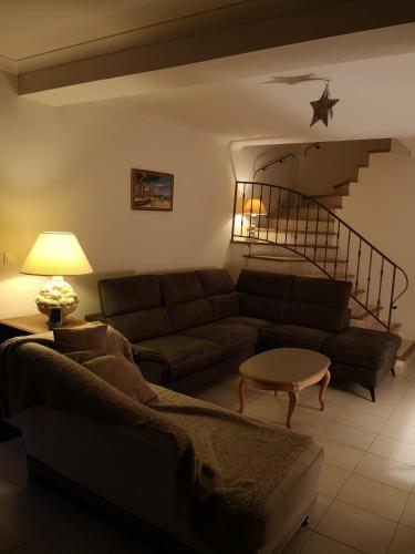un salon avec un canapé et un escalier dans l'établissement Villa d'été, à Carcès