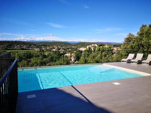 une piscine avec vue sur une ville dans l'établissement Villa d'été, à Carcès