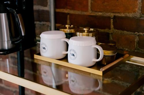 Tetera y cafetera en The Chandler Hotel