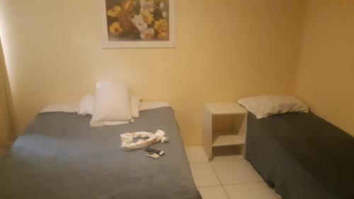 Habitación pequeña con 2 camas y toallas. en Hotel Itapuã Al Mare en Salvador
