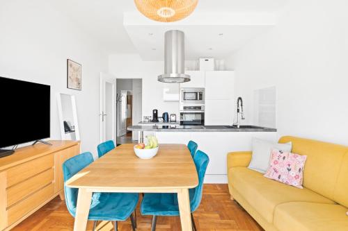 un salon avec une table et un canapé dans l'établissement Terrasse des Oliviers, à Nice