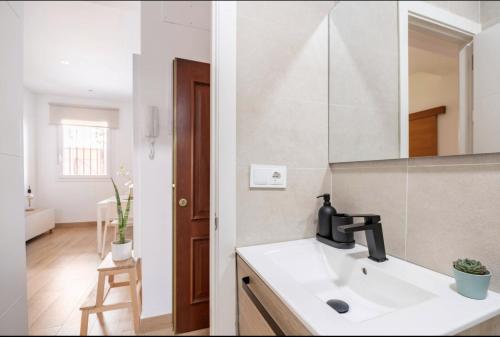 La salle de bains est pourvue d'un lavabo et d'un miroir. dans l'établissement Acogedor y precioso apartamento en Sevilla, à Séville