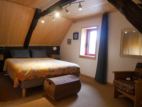 - une chambre avec un lit, une fenêtre et une chaise dans l'établissement Repos et decouverte, à Lissac et Mouret