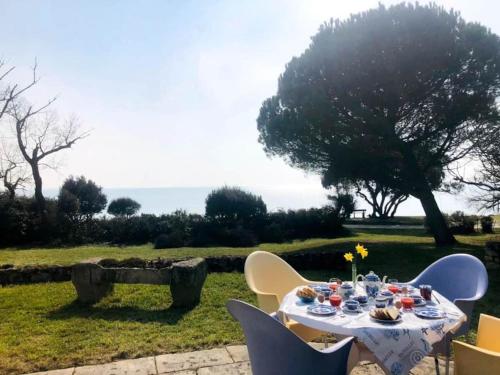 einen Tisch mit einem Teller Essen drauf. in der Unterkunft Le petit Fauchon - Villa avec vue mer in Île dʼAix